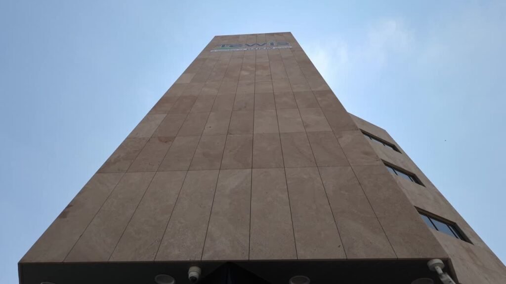 Edificio de oficinas de la fábrica de Tewis en Náquera