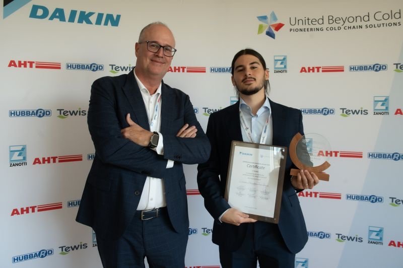 Representantes de Tewis con certificado y trofeo en los Daikin Sustainable Cold Chain Awards 2026