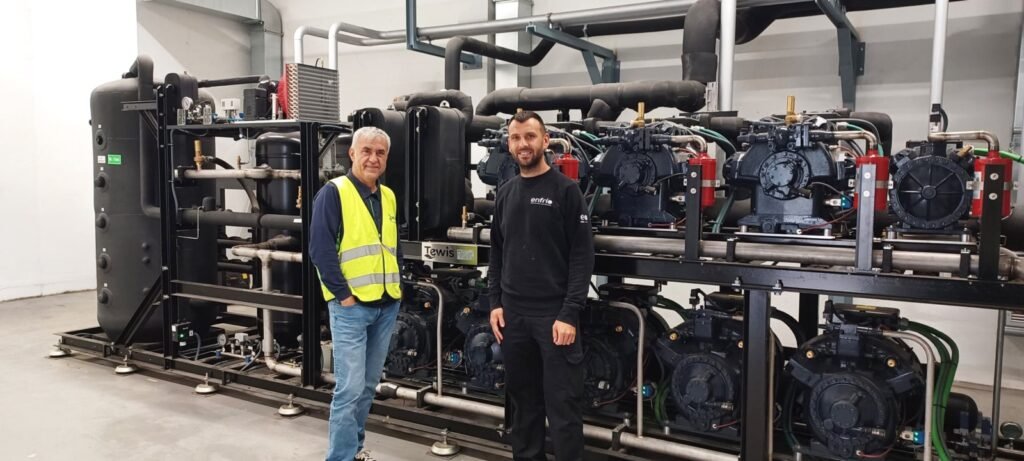 Dos profesionales junto a una central frigorífica de Tewis en la sala de máquinas