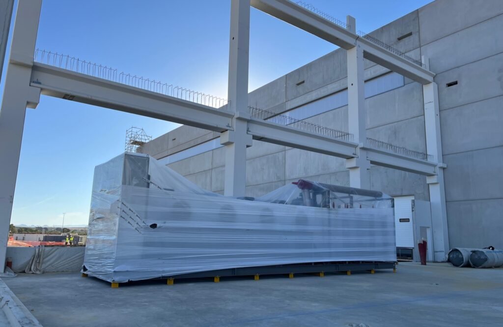 Equipo de refrigeración embalado tras su descarga, bajo la estructura de la nave