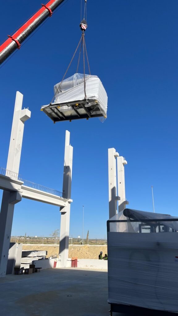 Equipo de refrigeración suspendido de la grúa durante la descarga