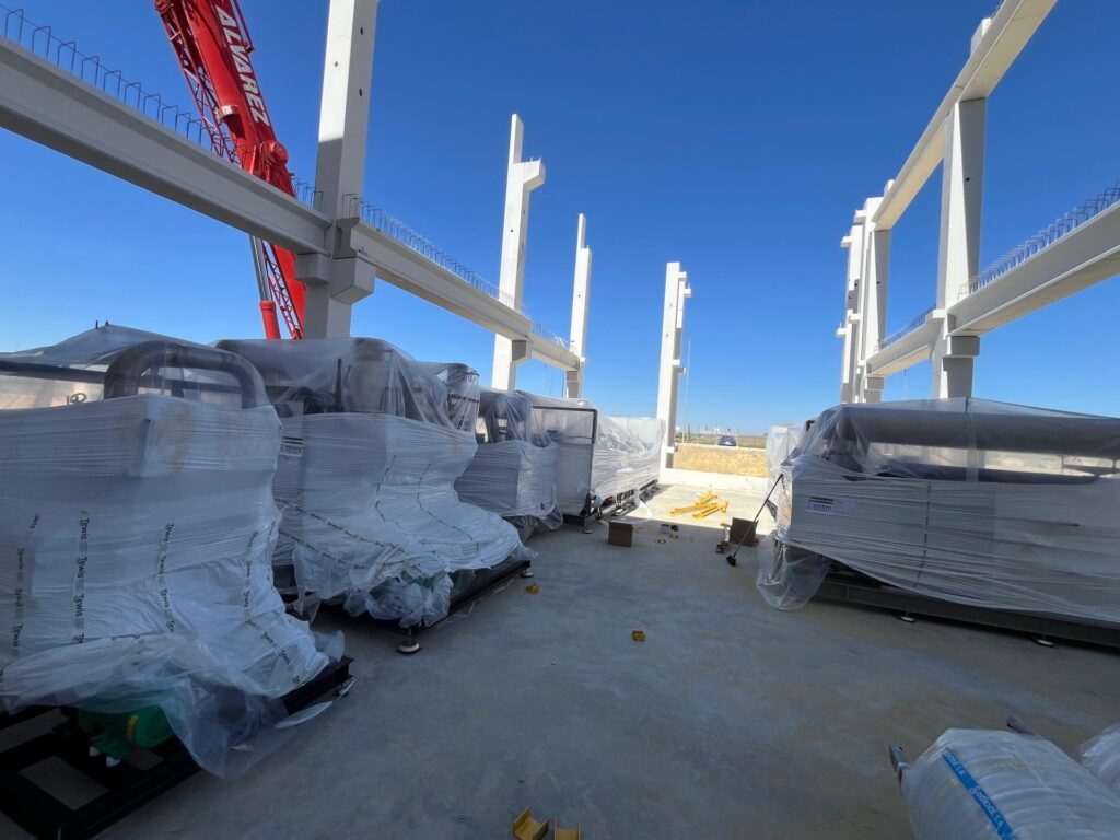 Equipos de refrigeración embalados en la nave de la plataforma logística