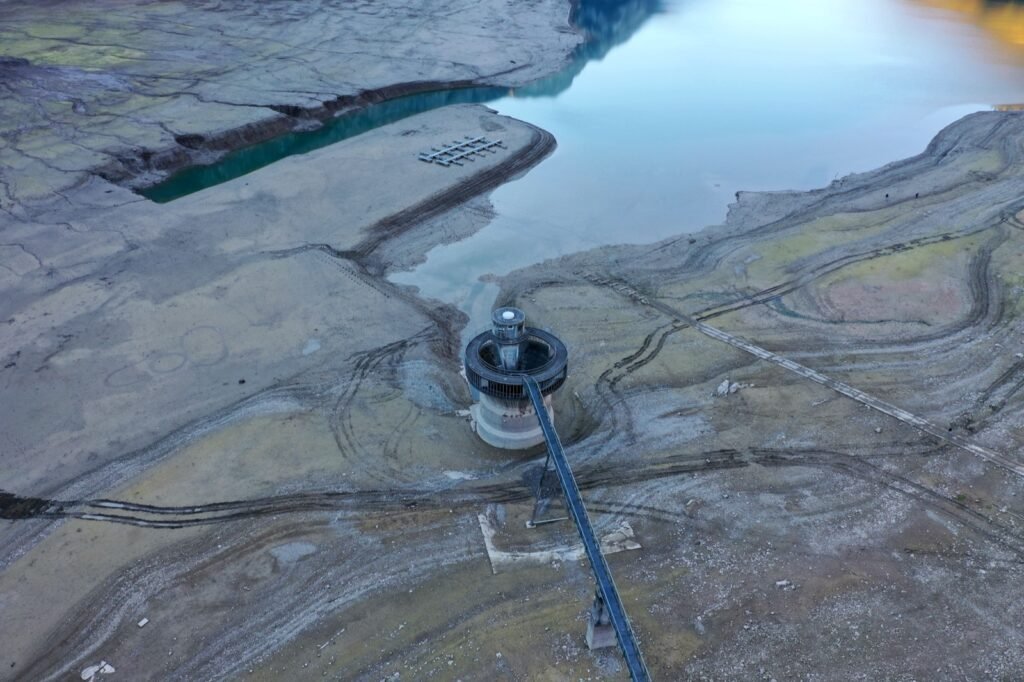 Vista aérea de un embalse casi seco