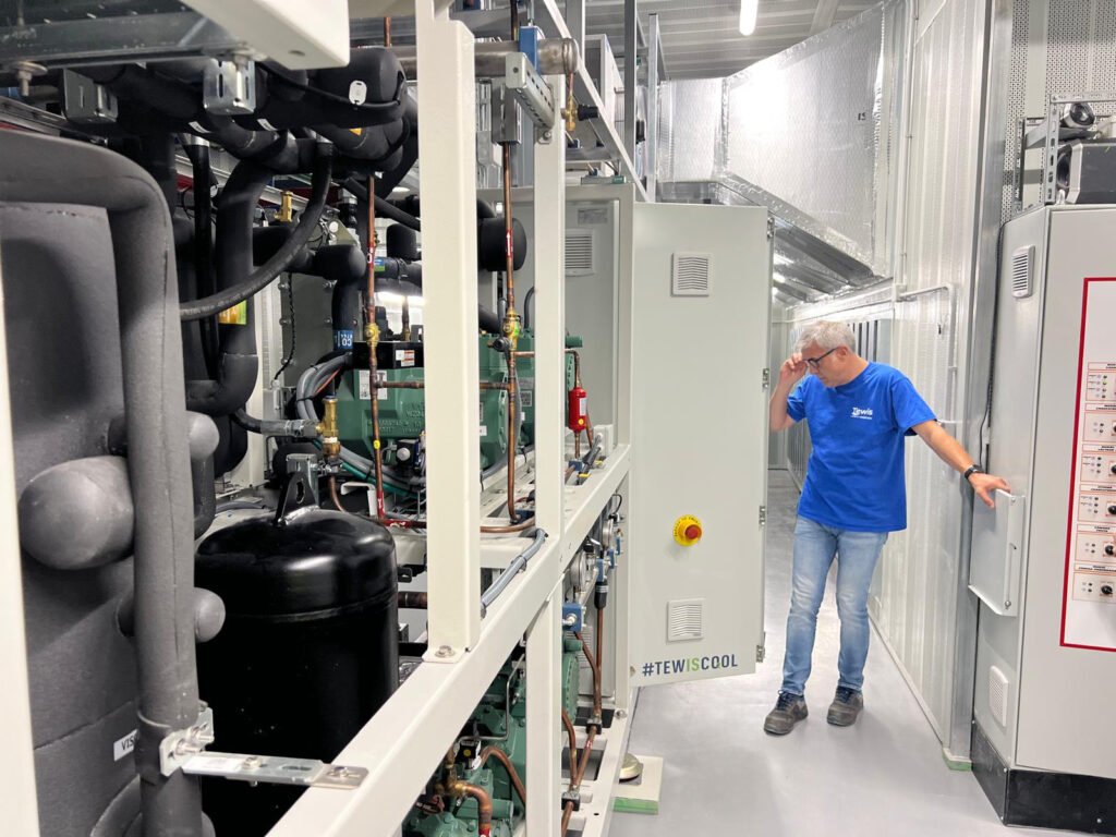Técnico revisando una central frigorífica de Tewis en la sala de máquinas